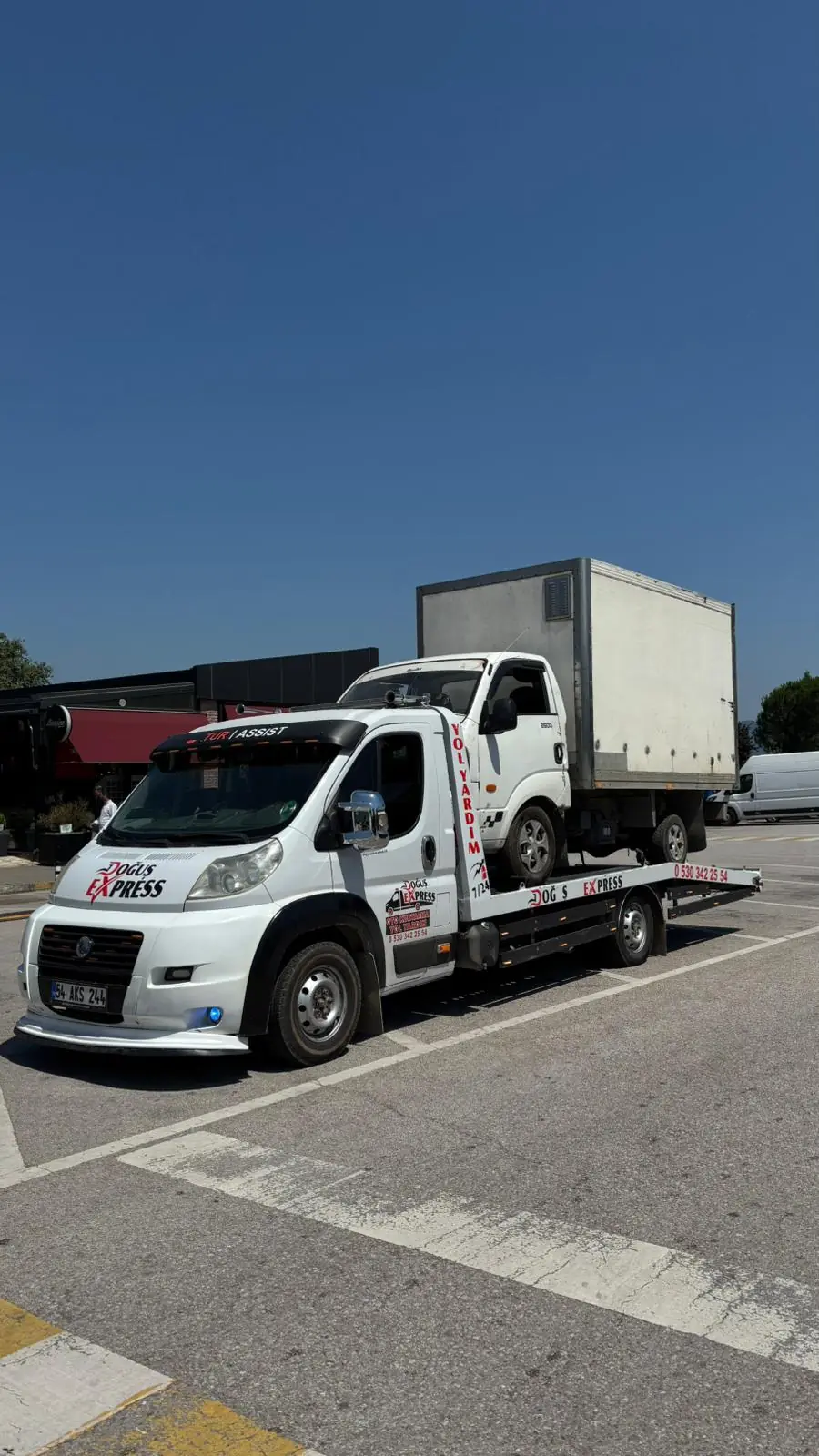 Kapalı kasa kamyonetin Doğuş Express çekicisiyle taşınması