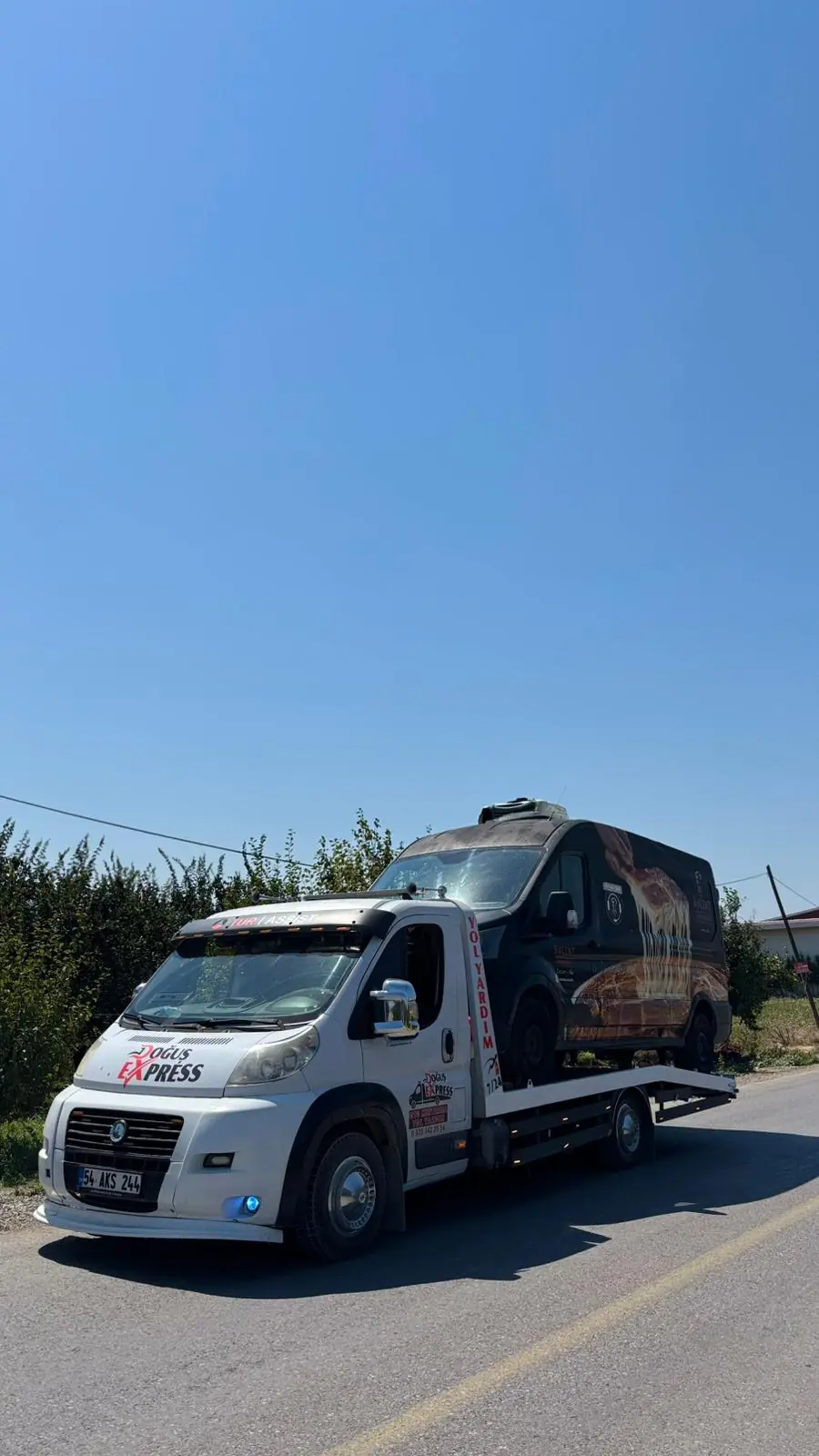 Giydirme kaplamalı ticari aracın platformlu çekiciyle nakli