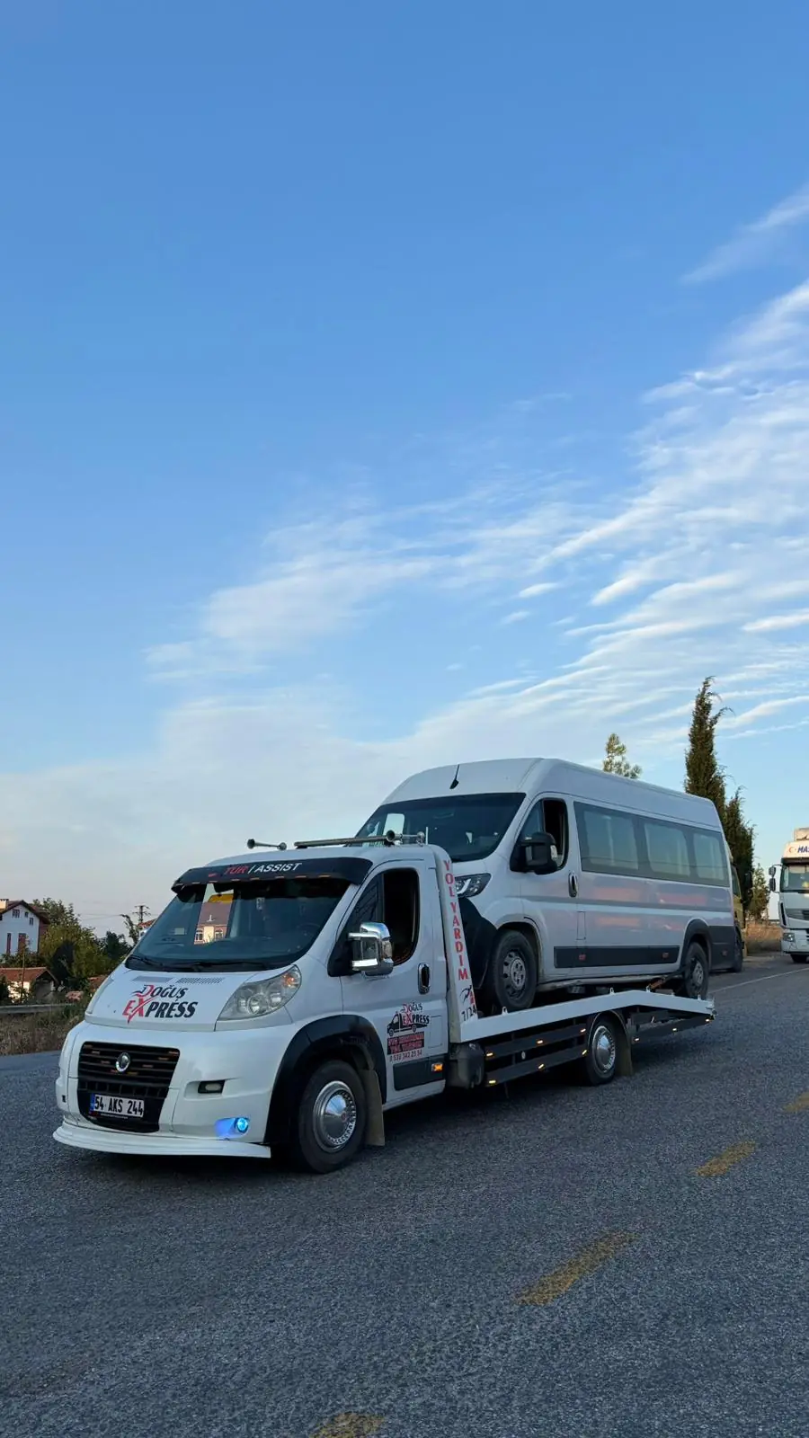 Yolcu minibüsünün Doğuş Express çekicisiyle yol kenarından alınması